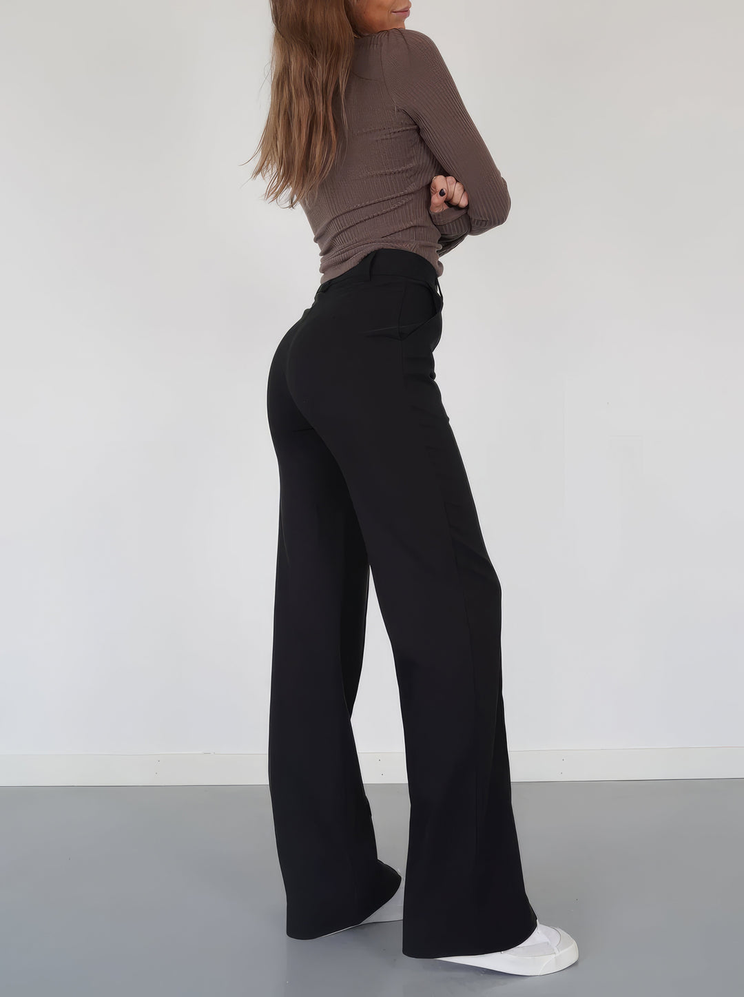 Women's relaxed wide-leg trousers for effortless style and comfort. Versatile, flowing fashion.
