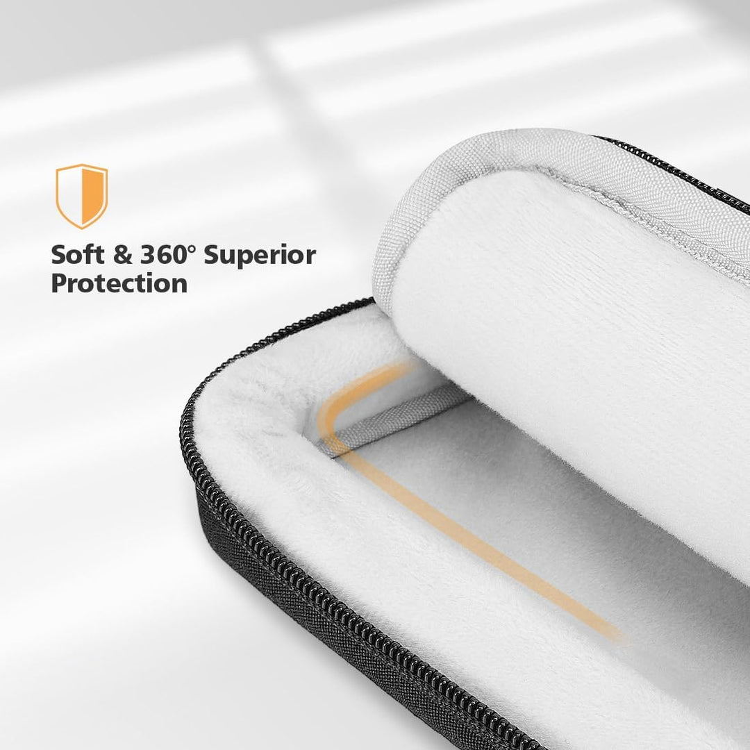 Durable tech accessory: water-resistant shoulder bag with 360° laptop protection.
