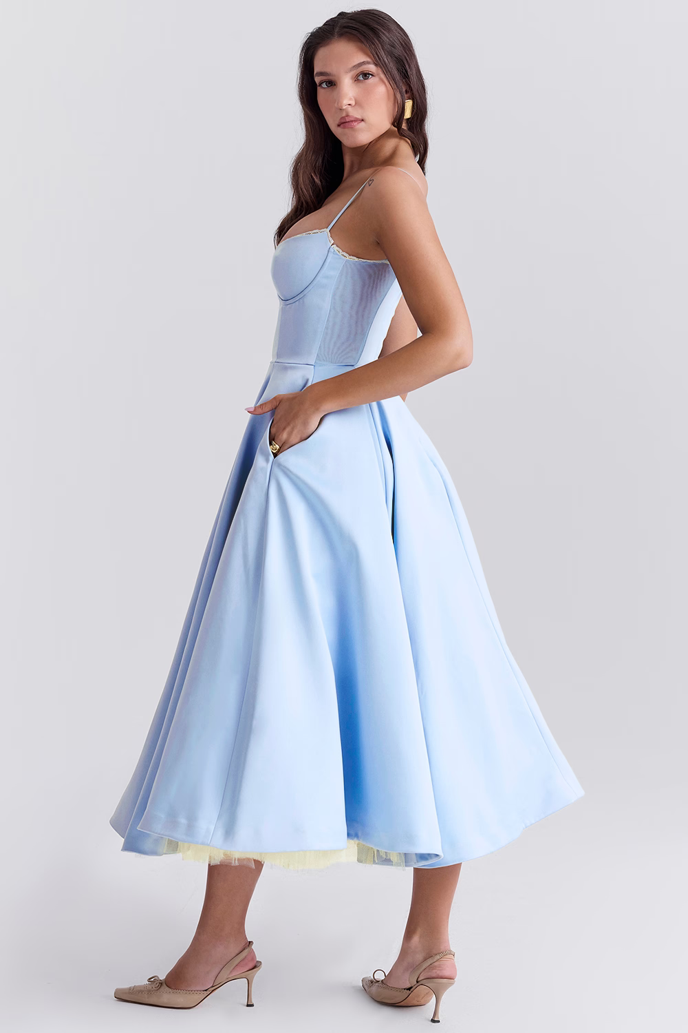 Sophisticated evening dress: a flattering midi with sweetheart neckline for date nights.