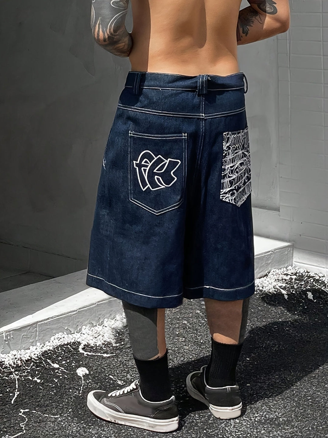 Comfortable men's casual denim Bermuda shorts with intricate floral patterns for a stylish look.