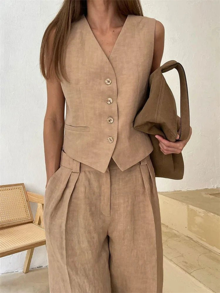 Modern women's summer outfit: A sophisticated vest paired with comfortable pleated wide-leg pants.