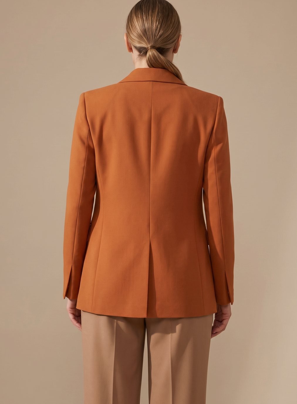 Elegant fashion for women: a two-piece suit with chic blazer and flared trousers for a professional & stylish look.