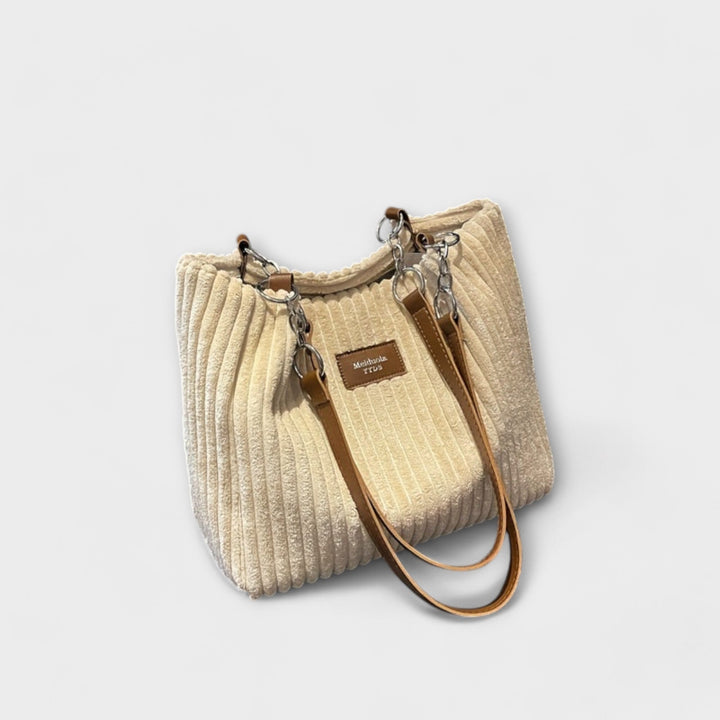 Stylish women's modern shoulder bag, perfect for everyday fashion. Trendy versatile purse with an organized interior.