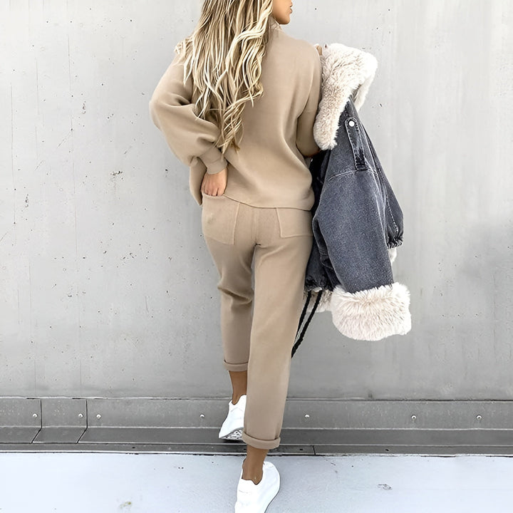 Comfortable women's lounge suit, a premium 2-piece tracksuit ideal for relaxing.