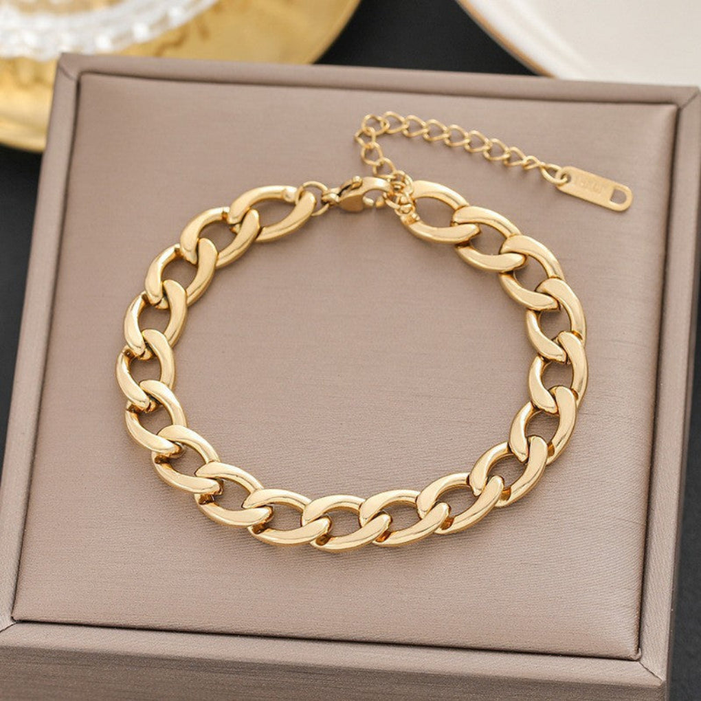 Minimalist gold-tone steel necklace for unisex wear. A modern, simple design, ideal for versatile everyday fashion.