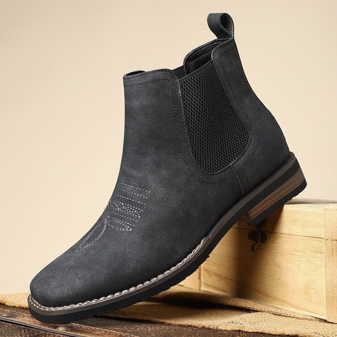 Smart-casual men's Chelsea boots in a classic slip-on style. Ideal for everyday comfort and versatile fashion.