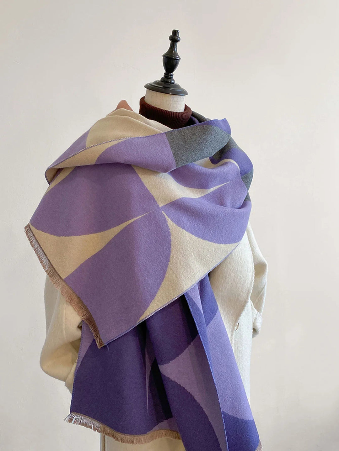 Women's reversible cashmere scarf, soft and warm two-tone wrap for elegant winter fashion.