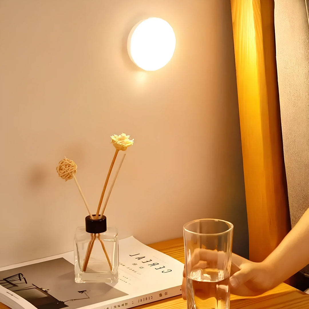 Hands-free automatic night light with sensitive motion sensor & wireless magnetic installation for home safety.