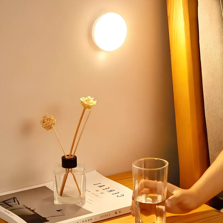 Hands-free automatic night light with sensitive motion sensor & wireless magnetic installation for home safety.