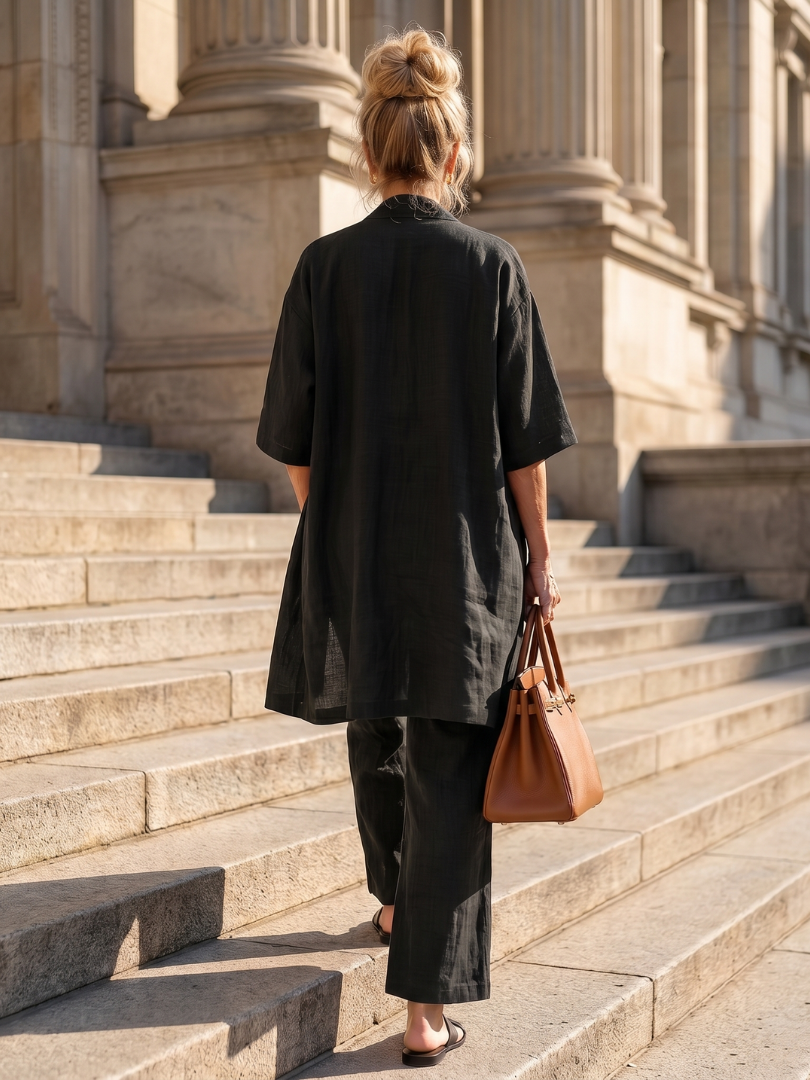 Stylish women's three-piece set in a neutral color, perfect for relaxed summer fashion and everyday comfort.