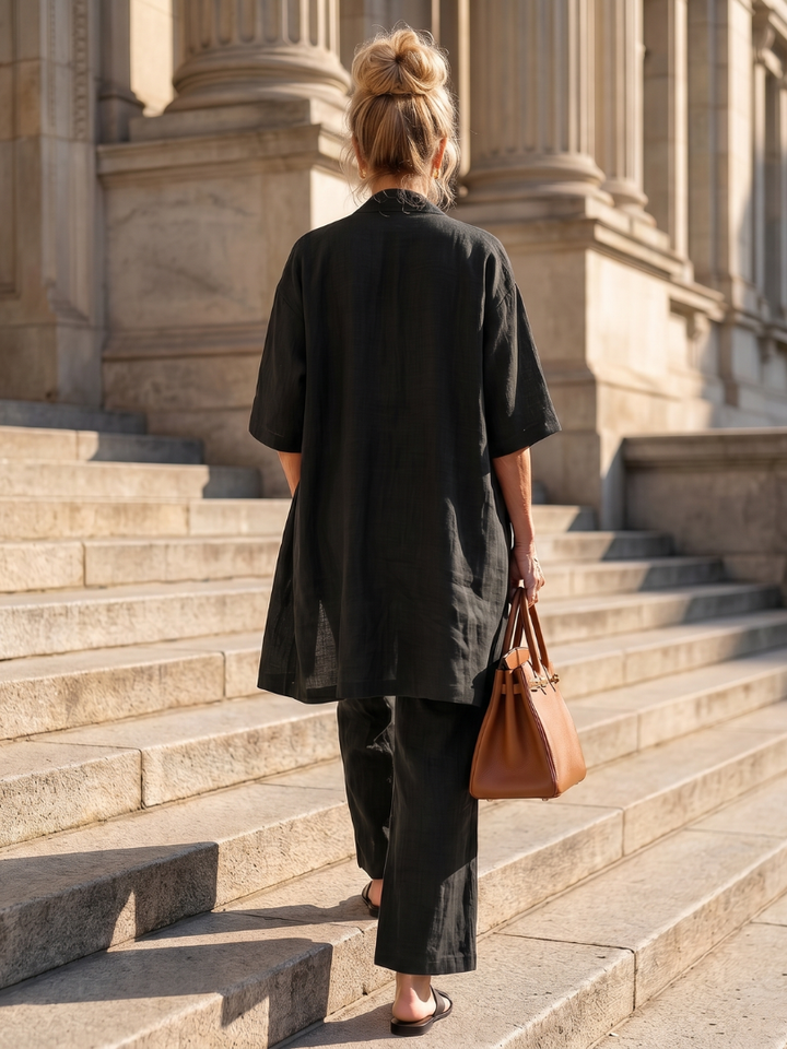 Stylish women's three-piece set in a neutral color, perfect for relaxed summer fashion and everyday comfort.