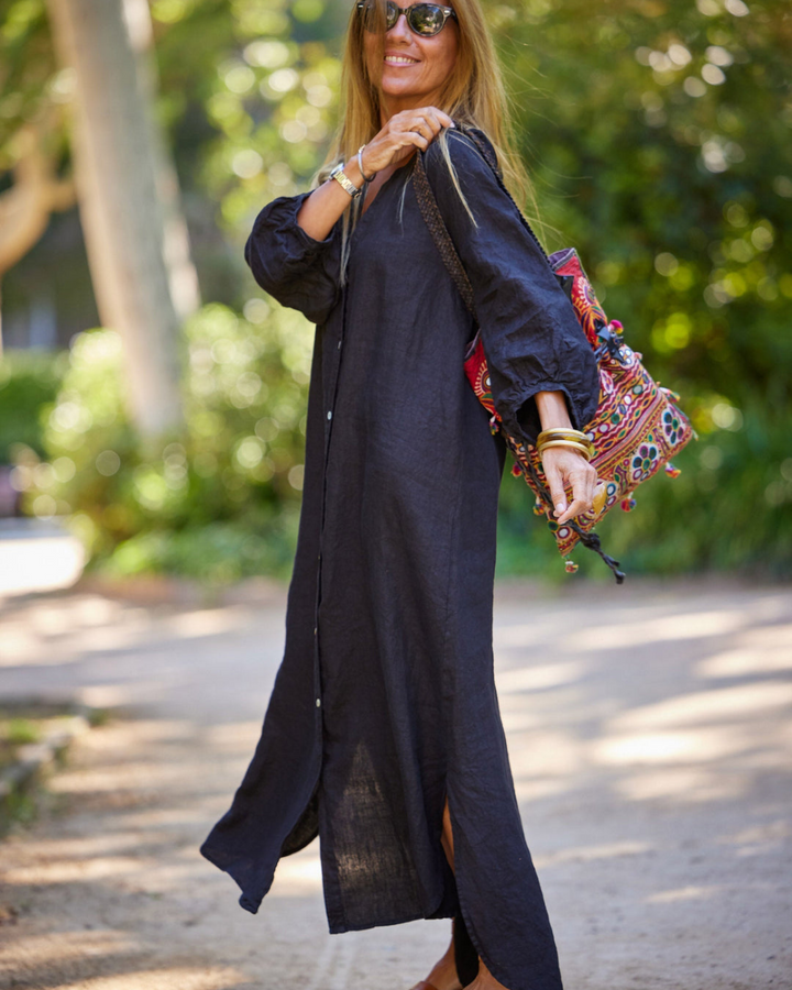 Versatile women's bright summer dress, ideal for a chic day look or a comfortable, breezy vacation outfit.