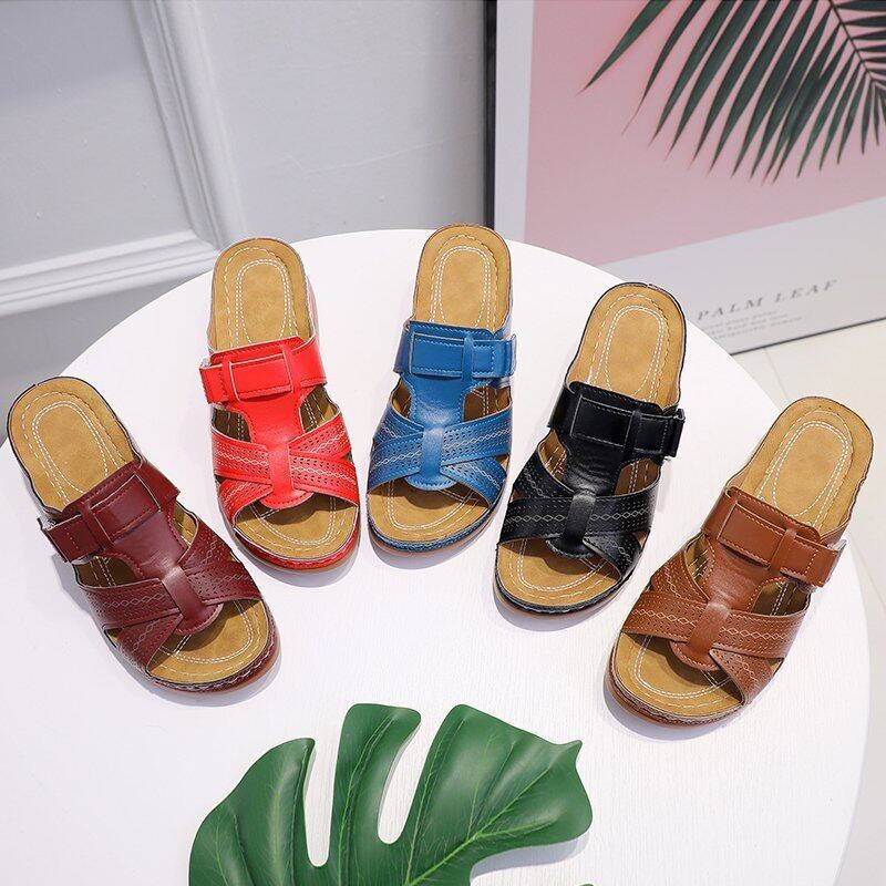 Trendy women's non-slip sandals, orthopedic features for superior comfort and support.