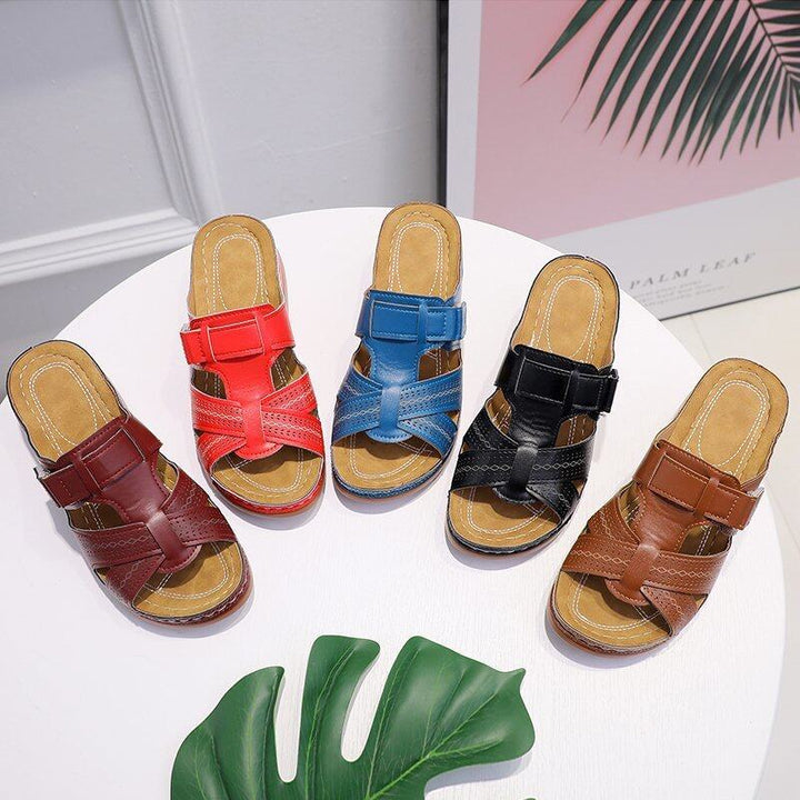 Trendy women's non-slip sandals, orthopedic features for superior comfort and support.