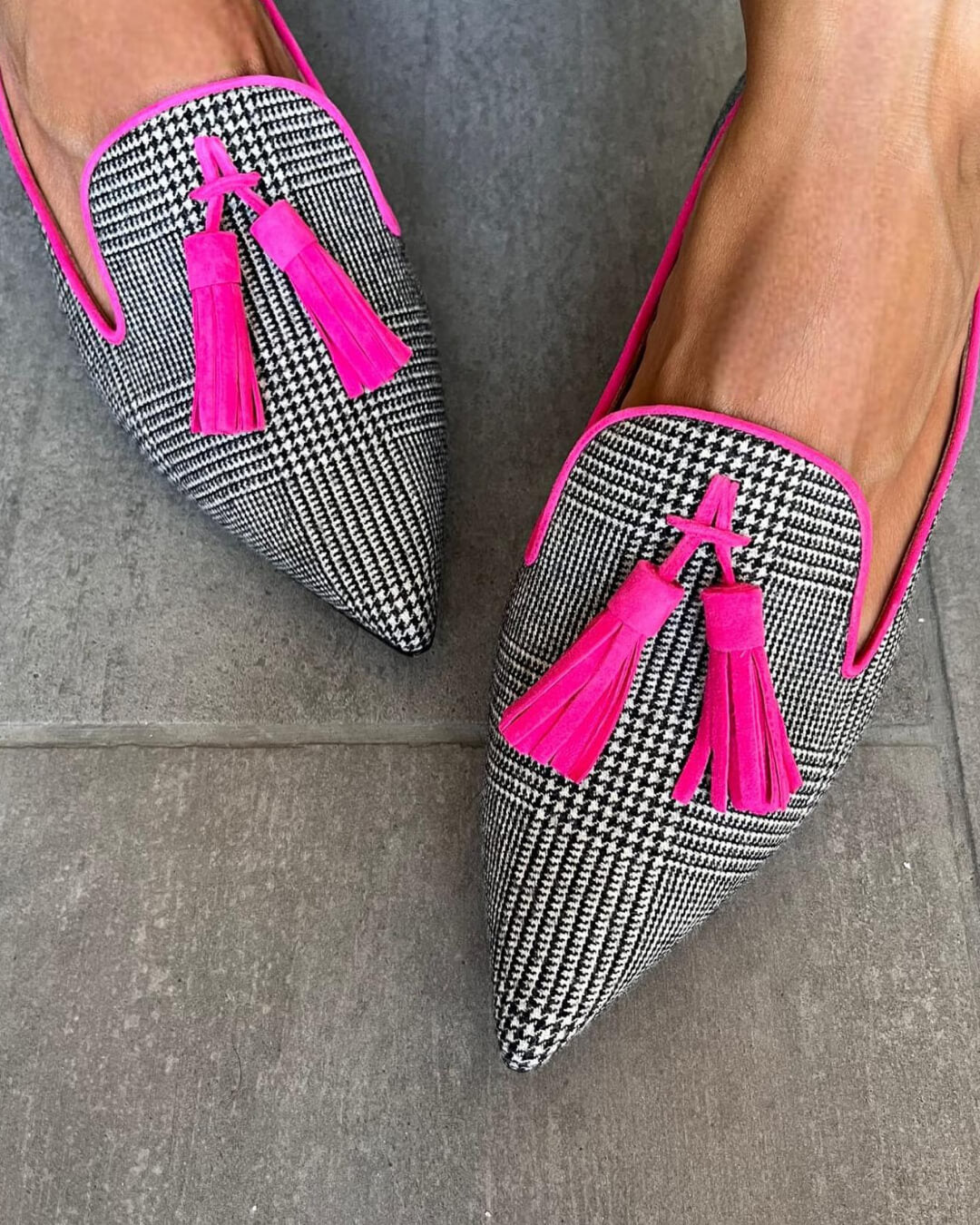 Chic women's pointed-toe loafers with decorative fringe. Fashionable slip-on shoes for an elegant casual look.