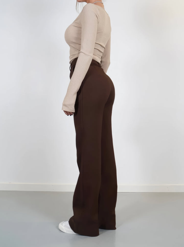 Effortless women's relaxed fit wide-leg pants, offering comfort and a flowing silhouette.