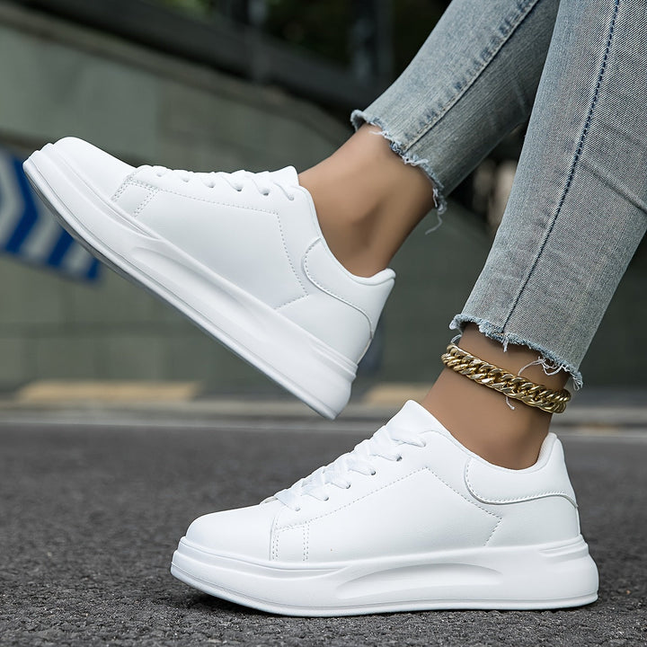Stylish women's athletic casual sneakers with cushioned arch support design.