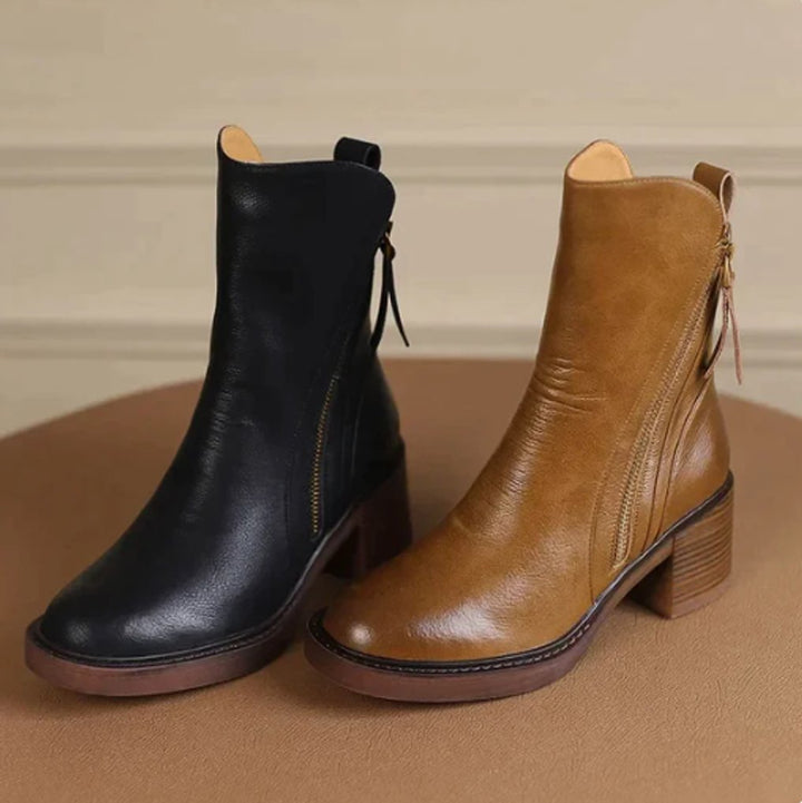 Stylish black women's ankle boots. Fashionable block heel side-zip design, perfect for versatile everyday wear.