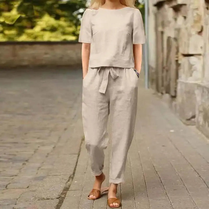 Women's comfortable two-piece lounge wear set. Relaxed fit for daily casual elegance. Versatile matching outfit.