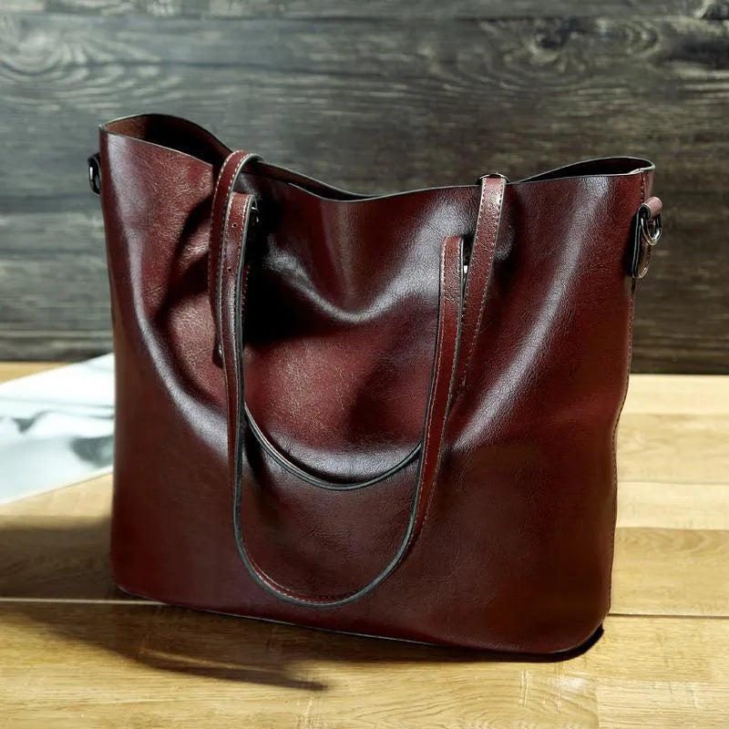 Elegant women's genuine leather handbag. Vintage style shoulder bag, ideal for daily essentials.