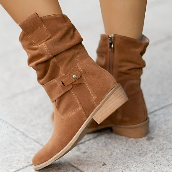 Women's slouchy knee-high boots in a stylish design, perfect for comfortable all-day wear. Versatile fall/winter footwear.