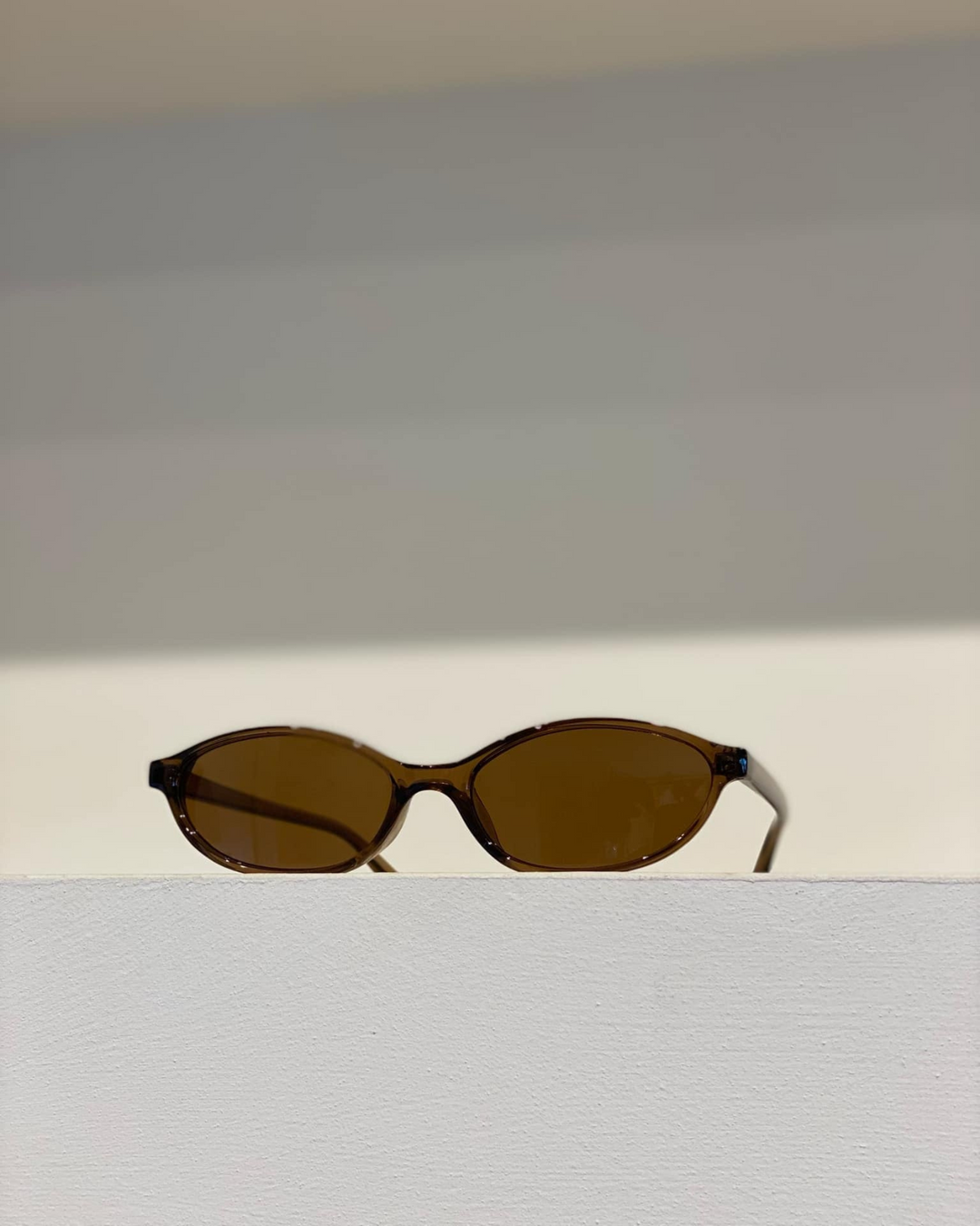 Versatile women's oval sunglasses, a key fashion accessory for a modern 90s style, available in multiple colors.