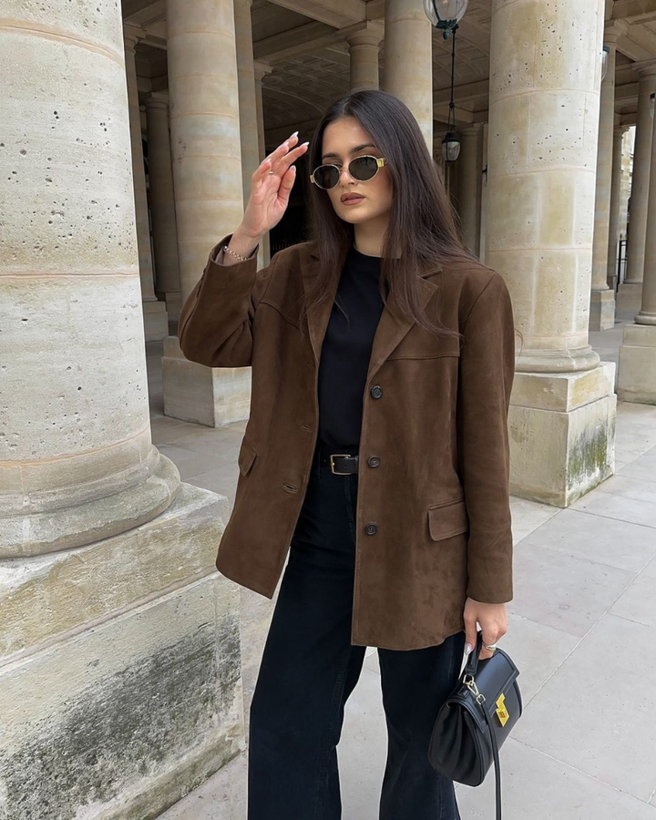 Sophisticated Banbury women's blazer. Stylish layering jacket, ideal for casual and formal occasions.