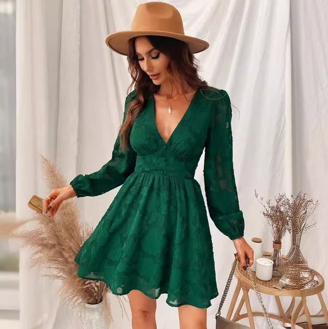 Chic women's party dress with elegant puff sleeves and a flattering V-neckline, a trendy short special occasion dress.