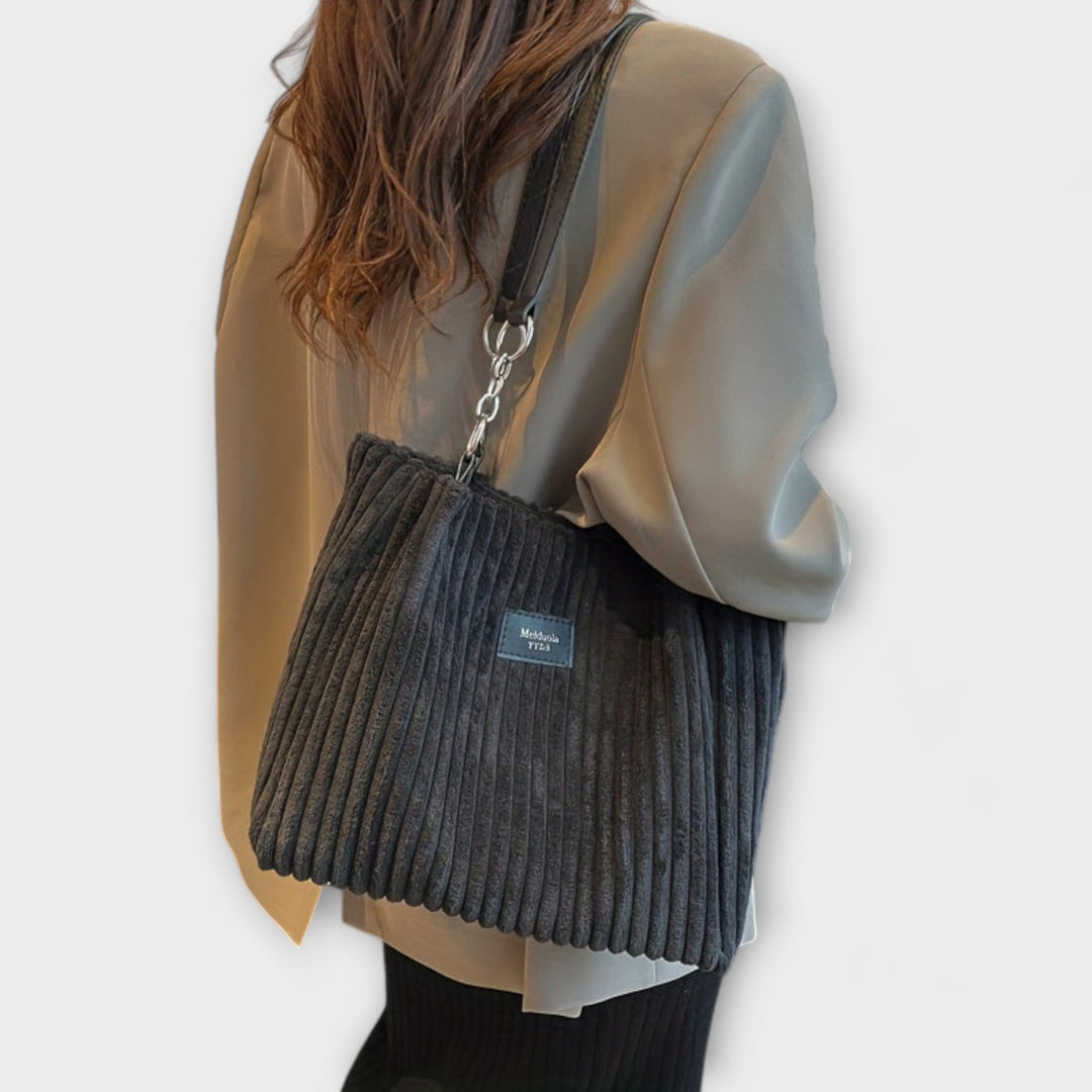 Black women's trendy shoulder bag, essential fashion accessory. Versatile modern purse for everyday casual chic.