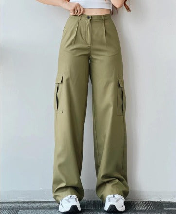 Women's trendy cargo jeans, stylish with multiple functional pockets for casual wear.