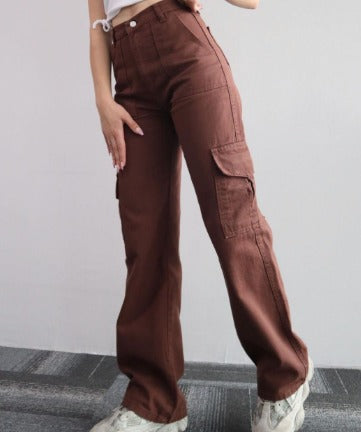 Versatile women's trendy jeans, offering comfort & style with functional cargo pockets.