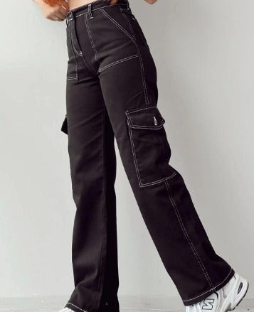 Casual women's cargo utility jeans, featuring a trendy cut and multiple secure pockets.