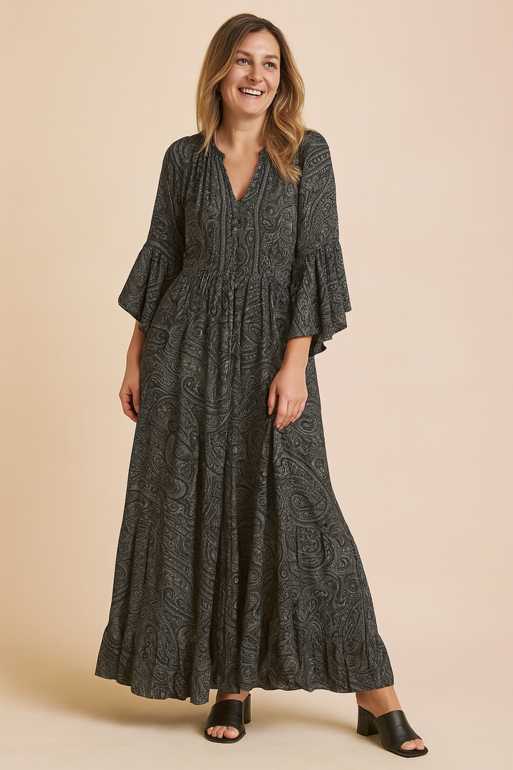 Stylish women's flowy maxi dress, a bohemian dream with long sleeves and a relaxed, casual summer vibe.