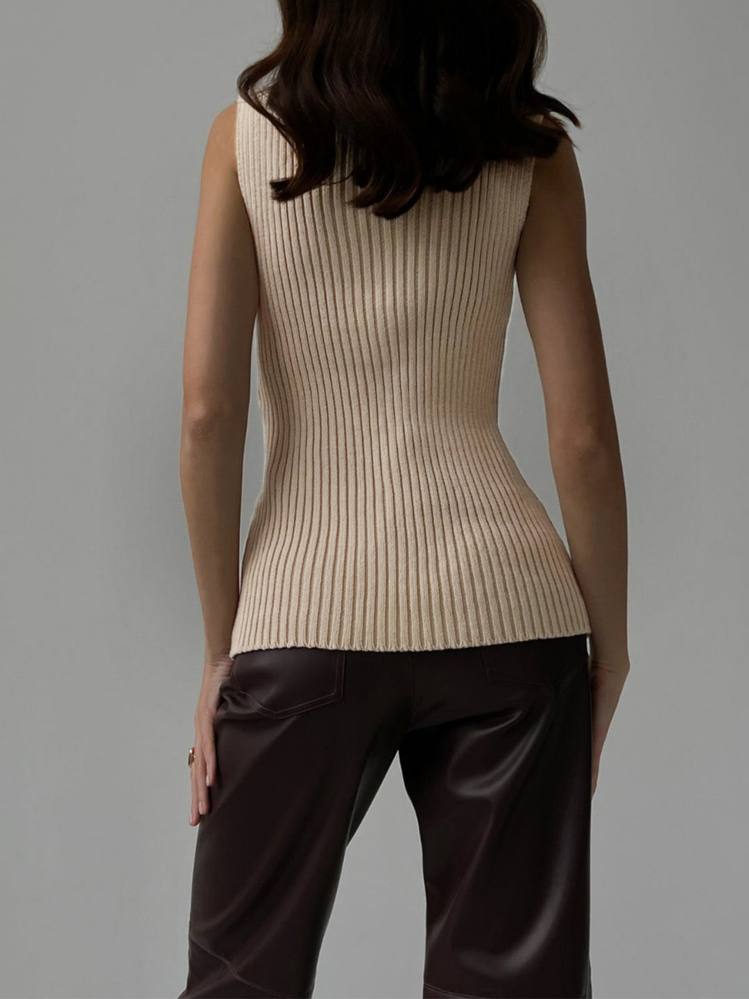 Sleeveless ribbed top for women with mock neck, ideal for summer style. A modern, comfortable everyday wear piece.