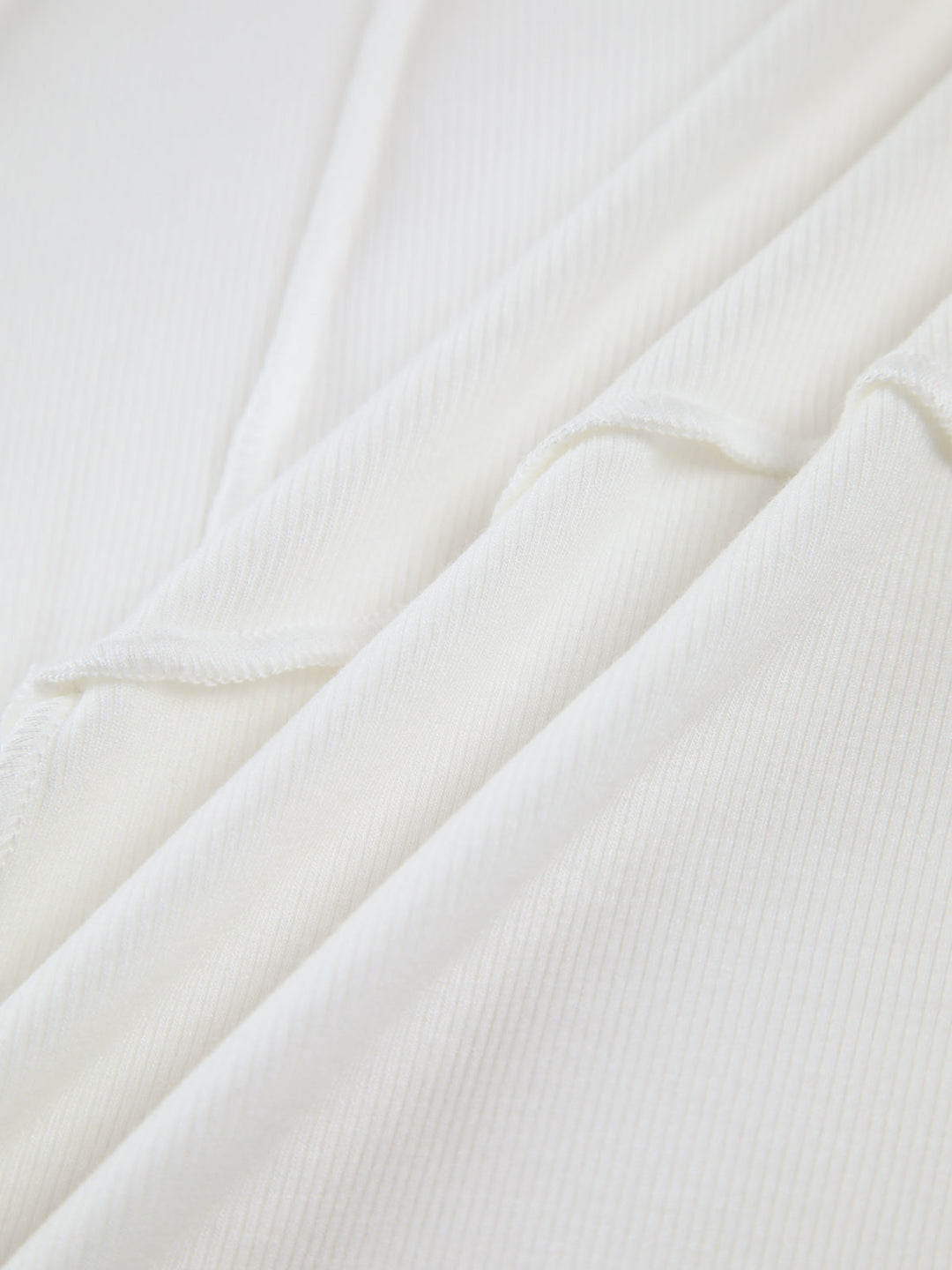 Comfortable women's long-sleeve top, featuring stylish piping; ideal for casual chic fashion.