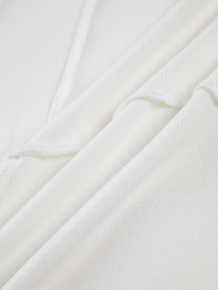 Comfortable women's long-sleeve top, featuring stylish piping; ideal for casual chic fashion.