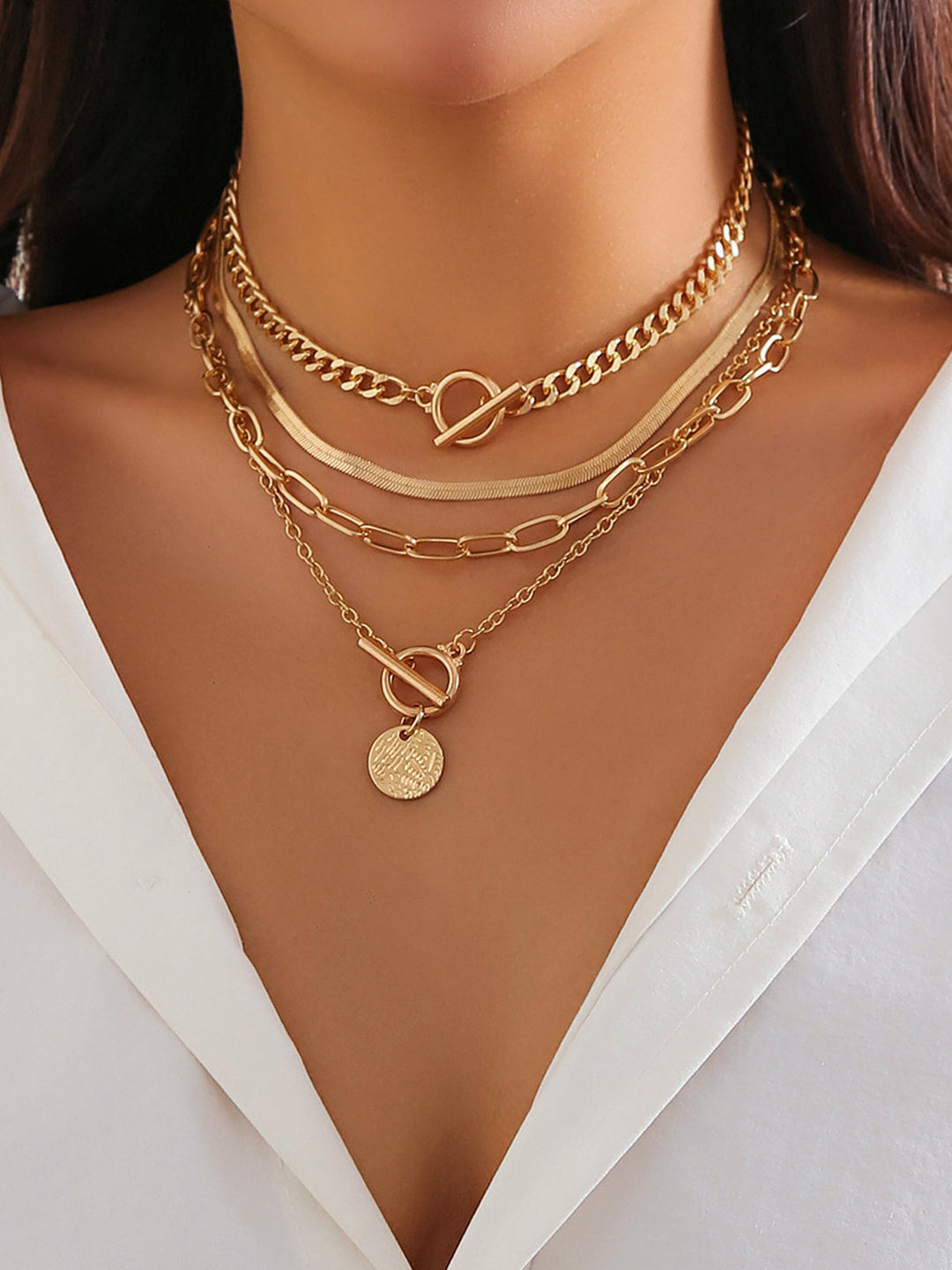 Stylish women's gold layered necklace set, perfect for everyday wear or special occasions. Delicate and fashionable.