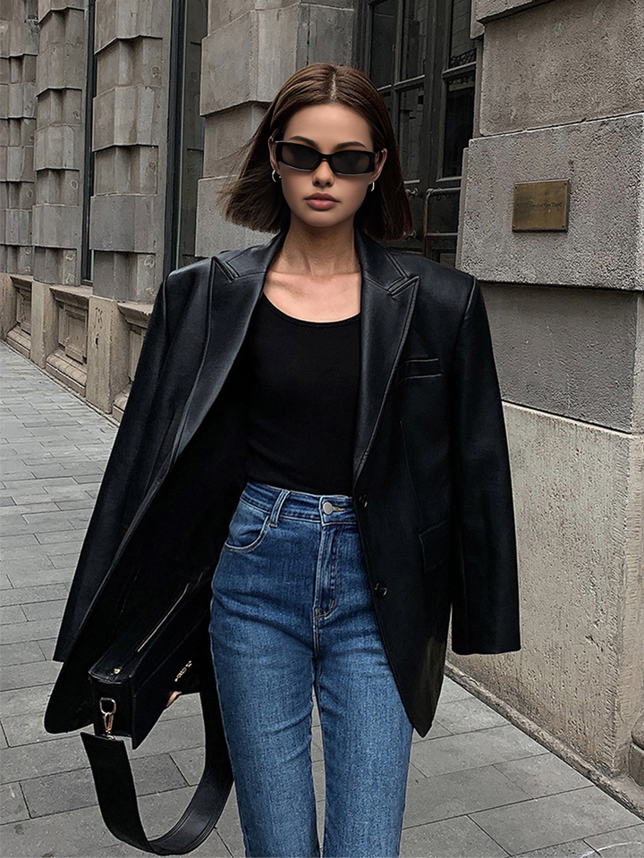 Chic oversized statement blazer for women, featuring a sharp lapel collar. Perfect versatile fashion for any season.