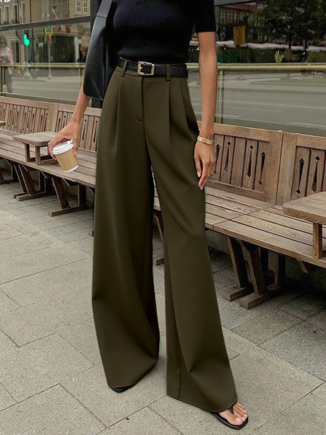 Elegant women's wide-leg trousers, high-waist, perfect for professional or sophisticated casual outfits.