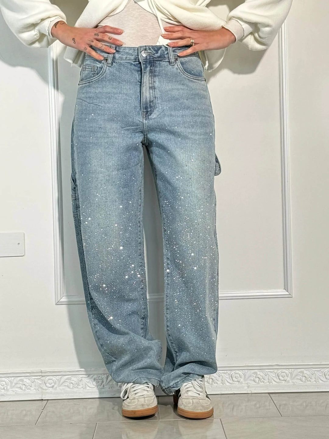 Relaxed fit women's sparkling jeans, featuring a distinctive balloon leg and practical carpenter details.