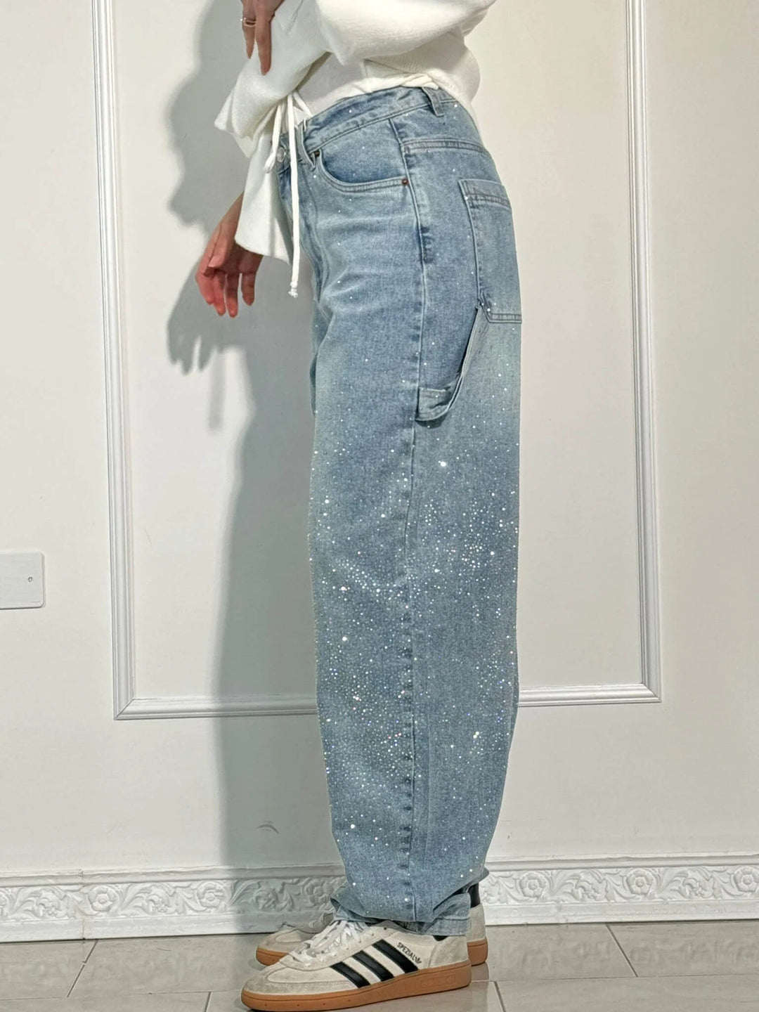 Stylish women's sparkling balloon leg carpenter jeans, designed for a trendy and relaxed silhouette.