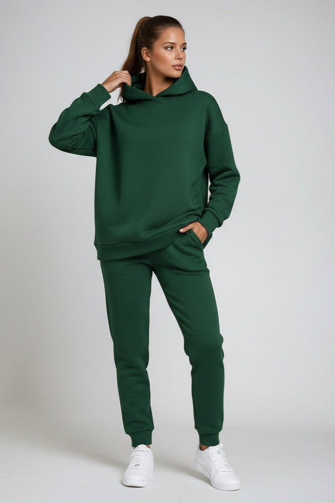 Complete women's hooded jogging outfit: a comfy sweatshirt and versatile joggers for a cozy, stylish look.