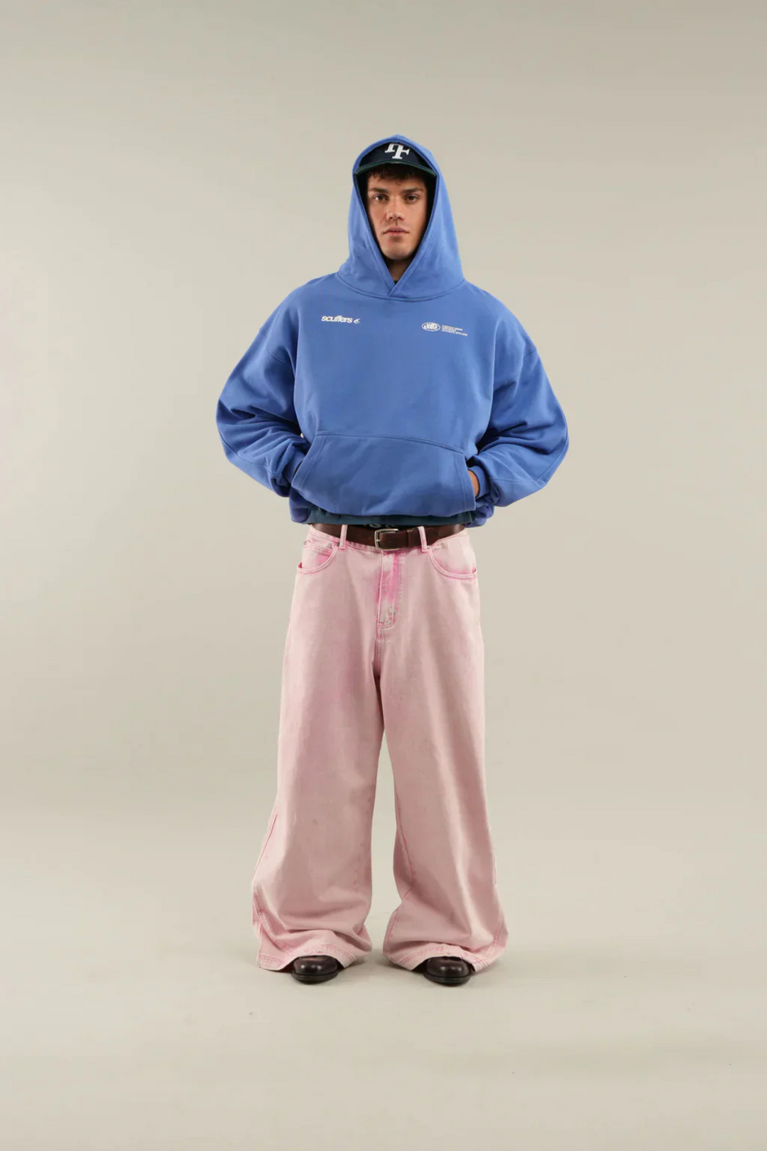 Stylish pullover hoodie for men & women, versatile streetwear.