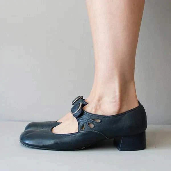 Lightweight women's summer sandals with arch support, perfect for relaxed outings.