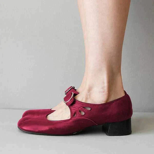 Elegant women's slip-on sandals with arch support, perfect for summer casual chic.