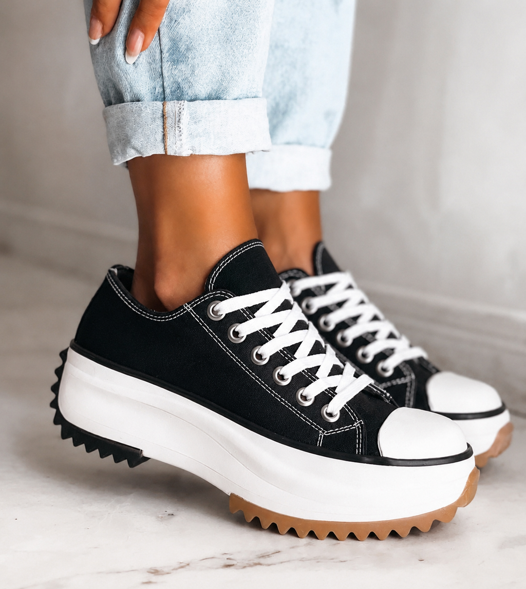 Cushioned women's sneakers offering orthopedic support for everyday walking, ensuring all-day comfort.