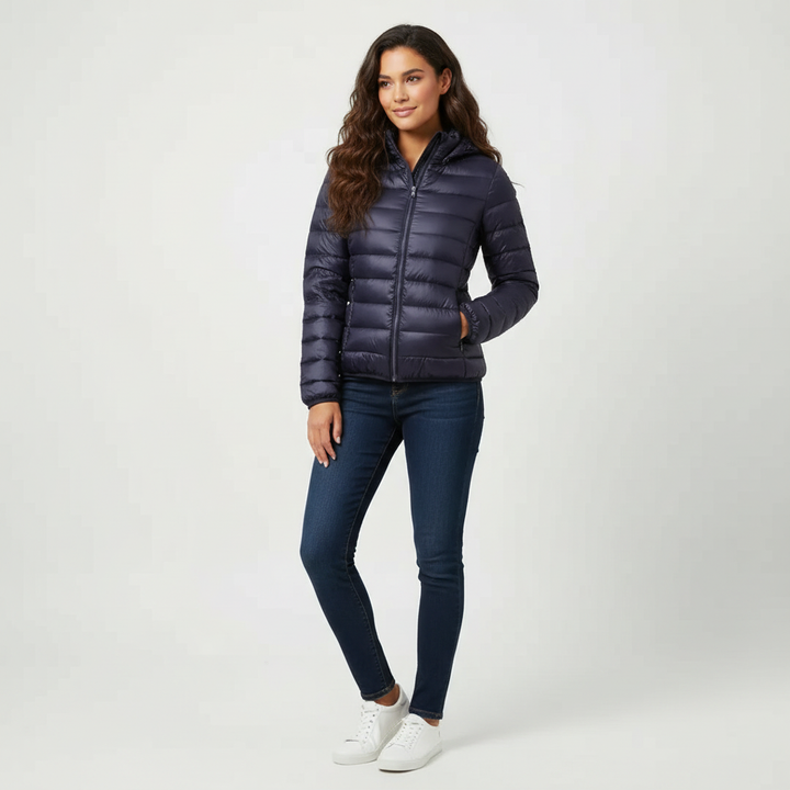 Sporty women's puffer jacket, a warm, versatile, and modern piece for winter outerwear.