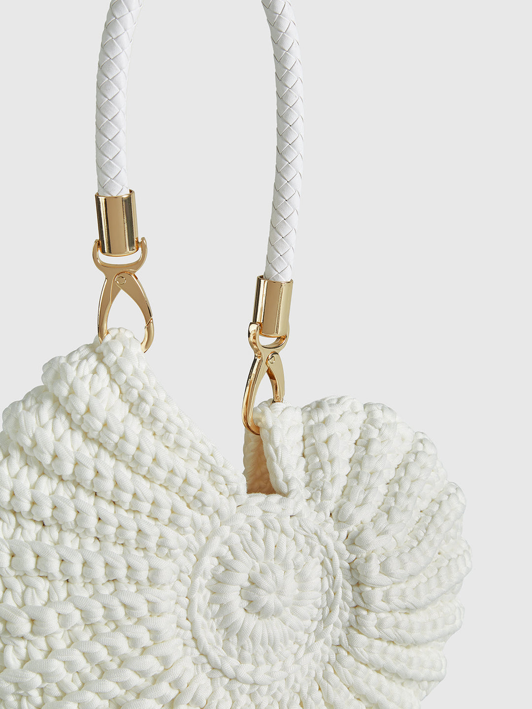 Fashionable women's conch-shaped crochet handbag. Versatile shoulder or crossbody bag for a unique style. [[lstfy-media:4]]