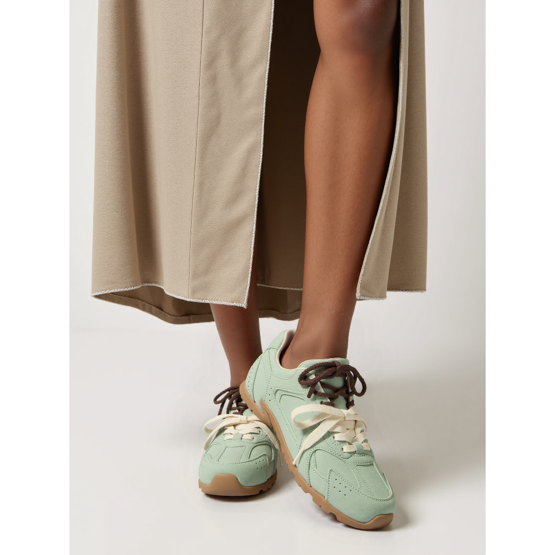 Stylish women's low-top sneakers featuring a unique duo-laced design, ideal for a chic casual look.