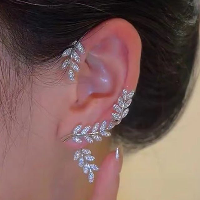 Sparkling star clip-on earrings, adjustable & piercing-free for women, elegant fashion accessory.